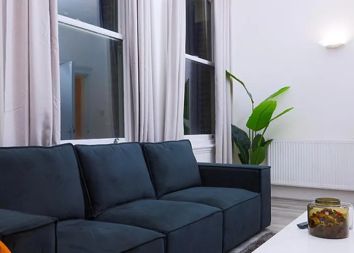 3 Bed, 2 Bath With Terrace & Local Entertainment