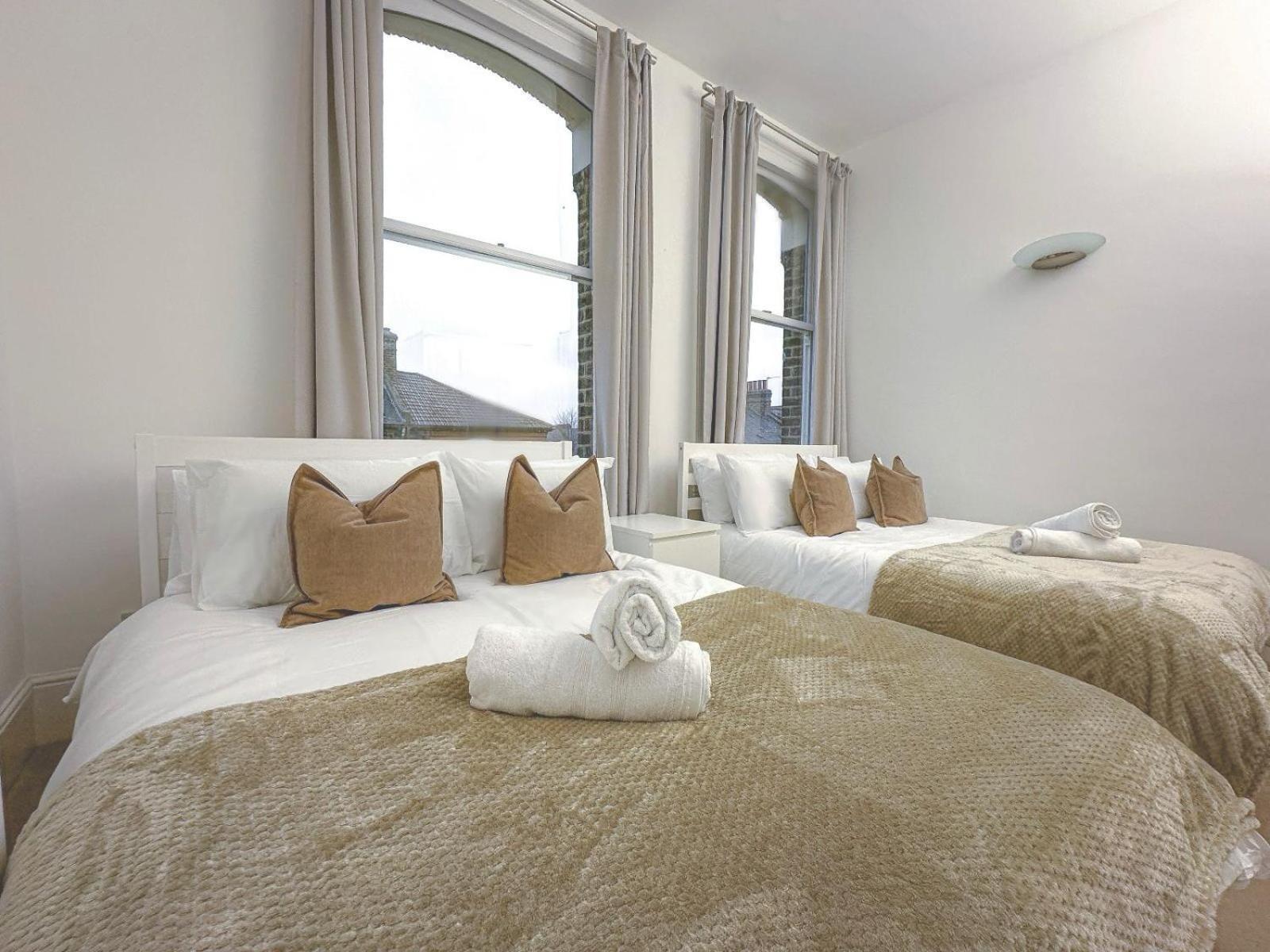 3 Bed, 2 Bath With Terrace & Local Entertainment * Londra