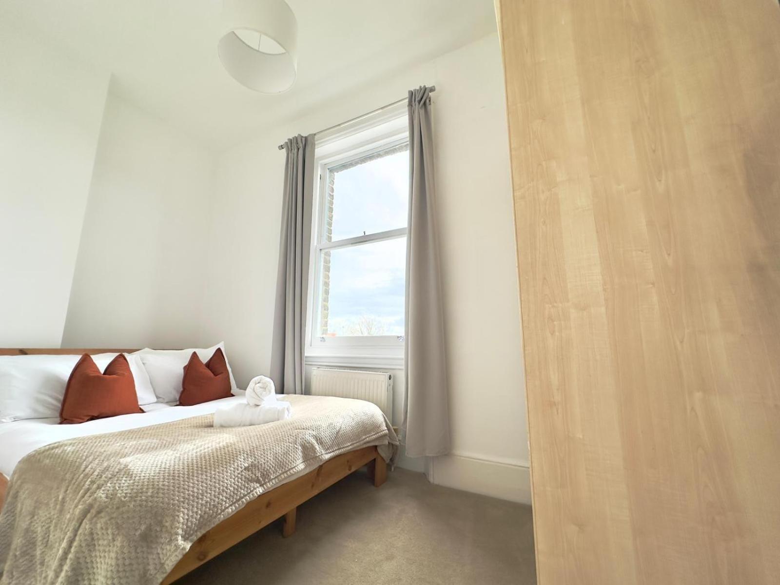 3 Bed, 2 Bath With Terrace & Local Entertainment Appartamento Londra