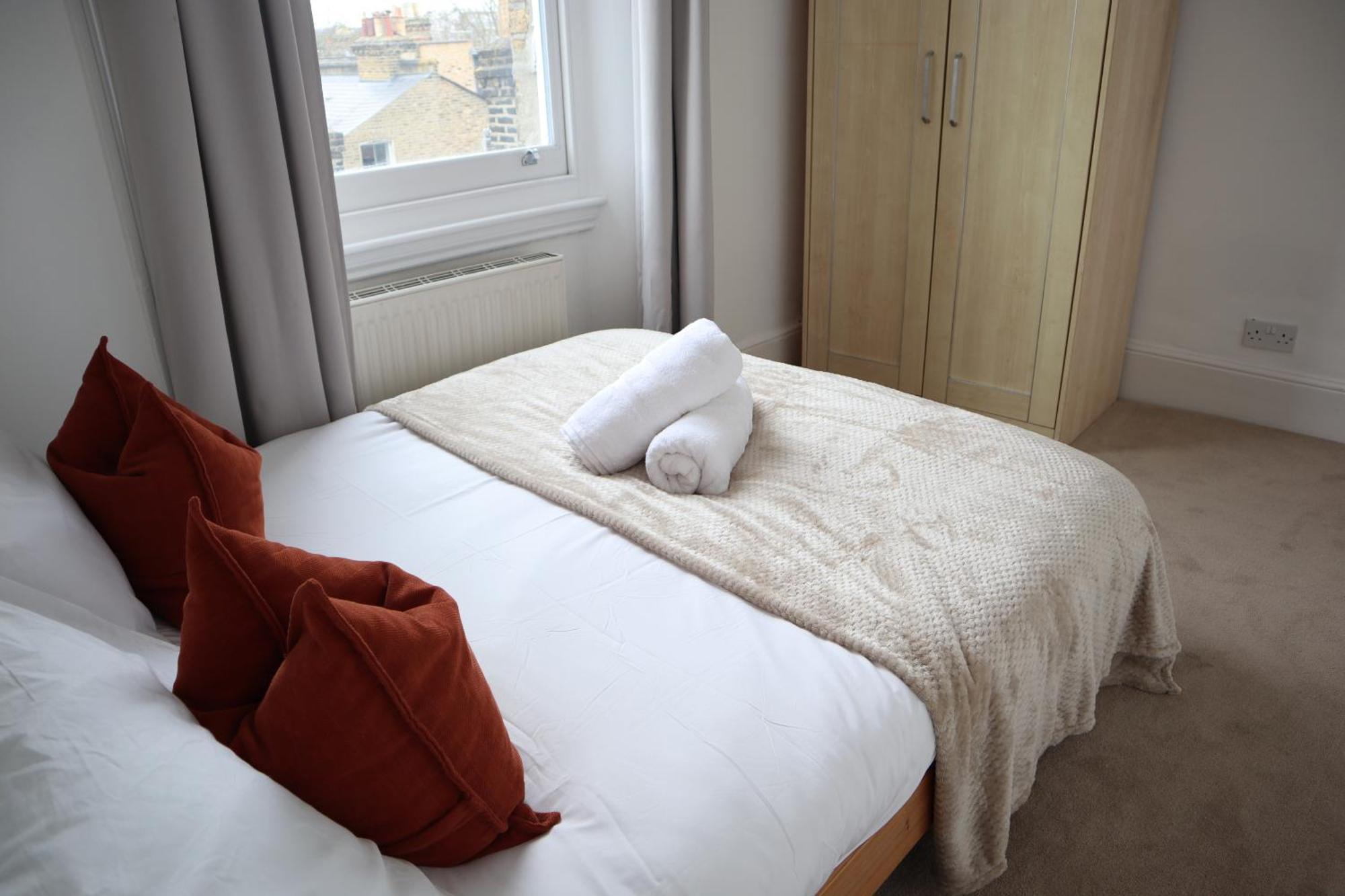 3 Bed, 2 Bath With Terrace & Local Entertainment Appartamento *