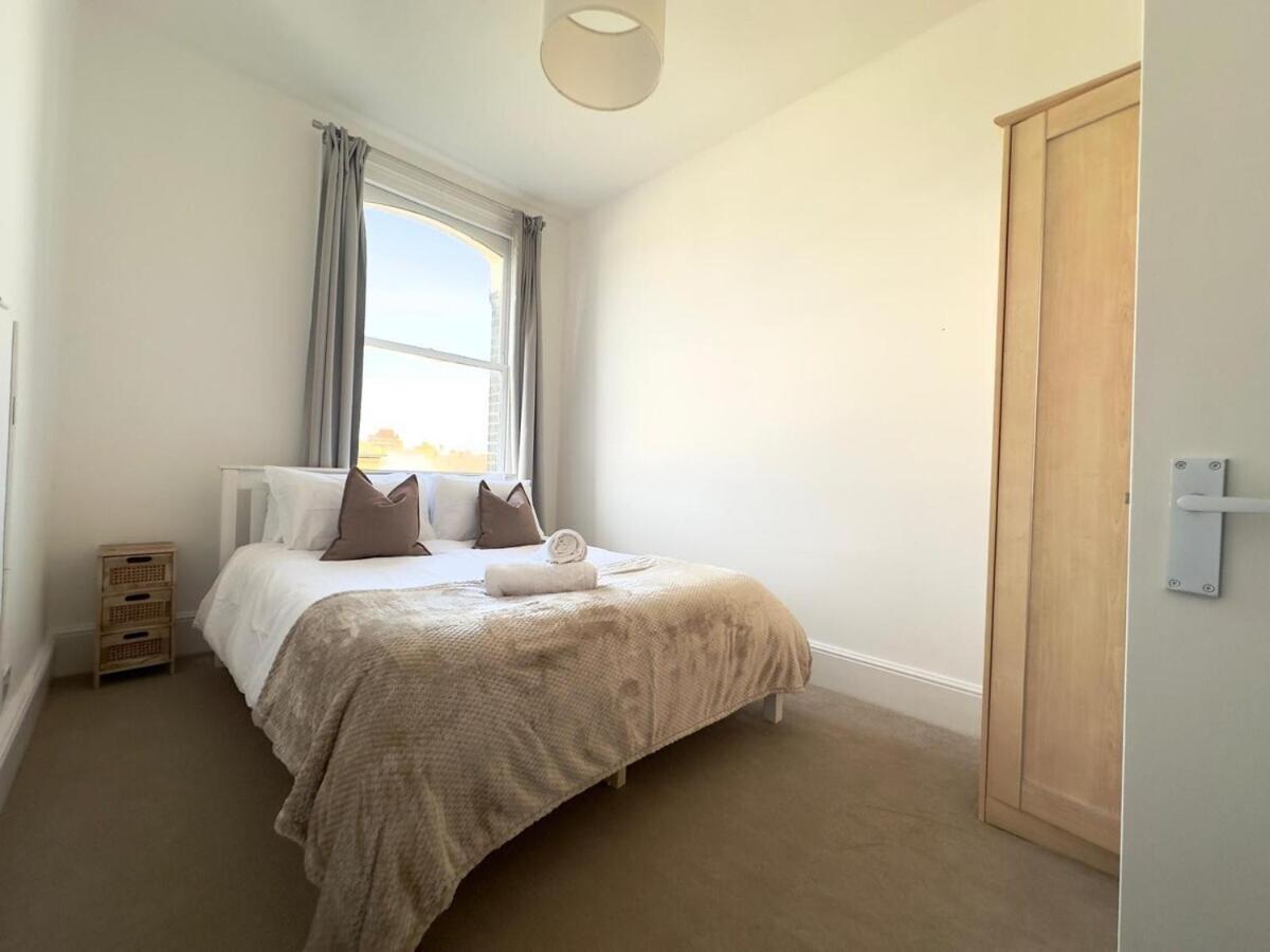 Appartamento 3 Bed, 2 Bath With Terrace & Local Entertainment Londra