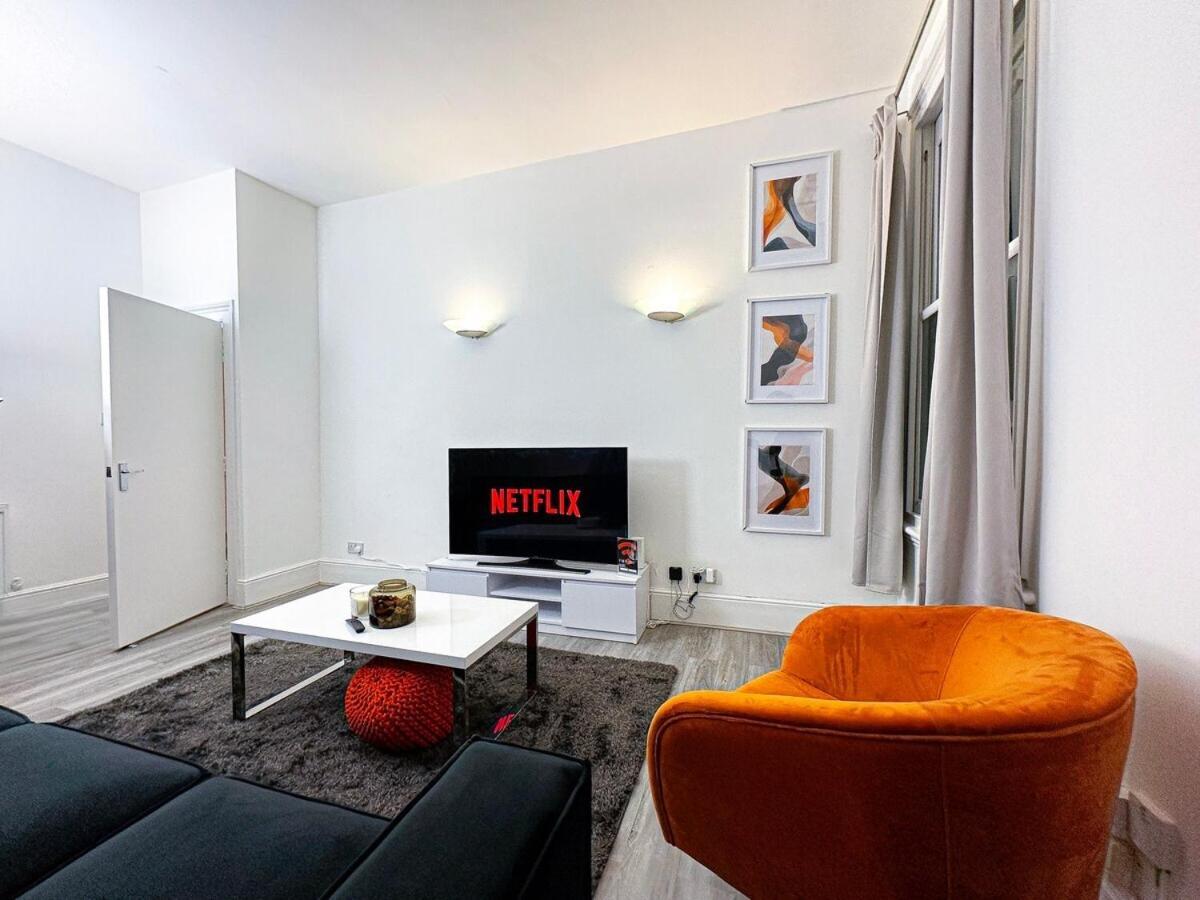 3 Bed, 2 Bath With Terrace & Local Entertainment Appartamento