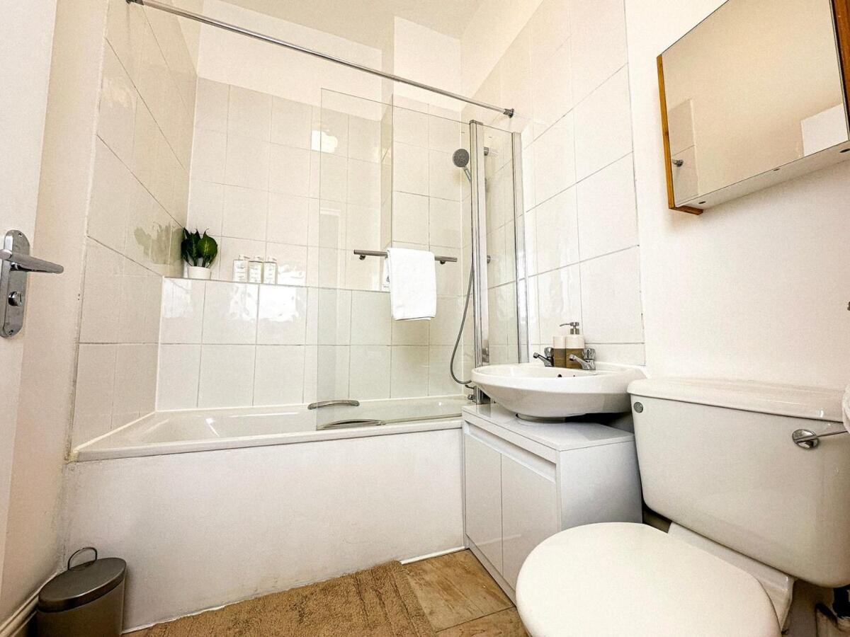3 Bed, 2 Bath With Terrace & Local Entertainment Appartamento