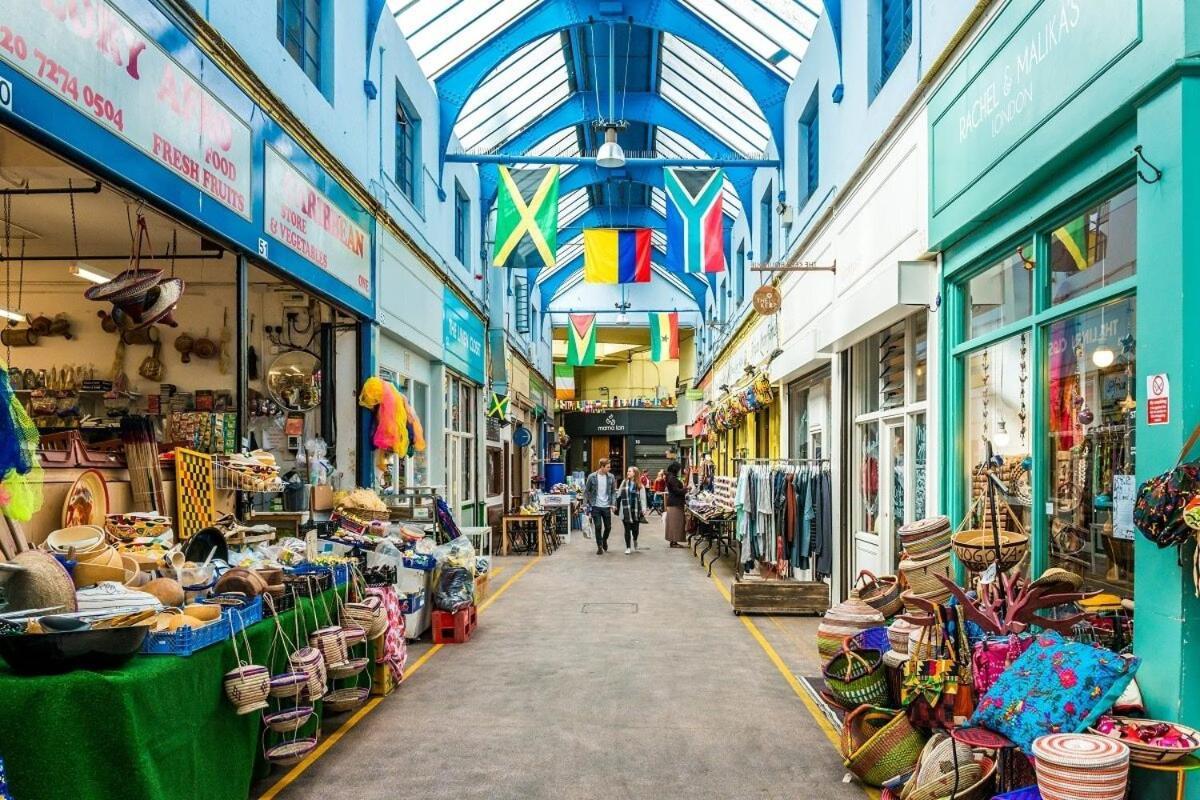 3 Bed, 2 Bath With Terrace & Local Entertainment Londra