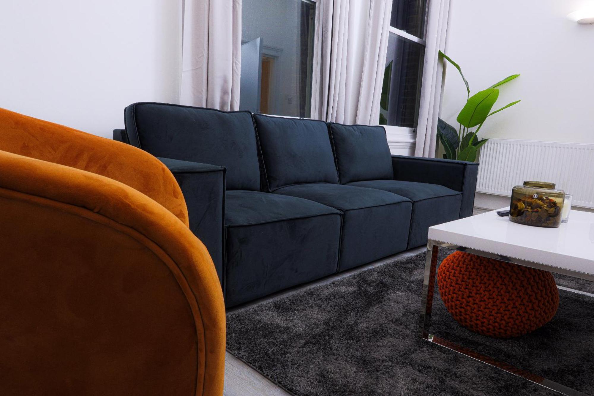 3 Bed, 2 Bath With Terrace & Local Entertainment Londra