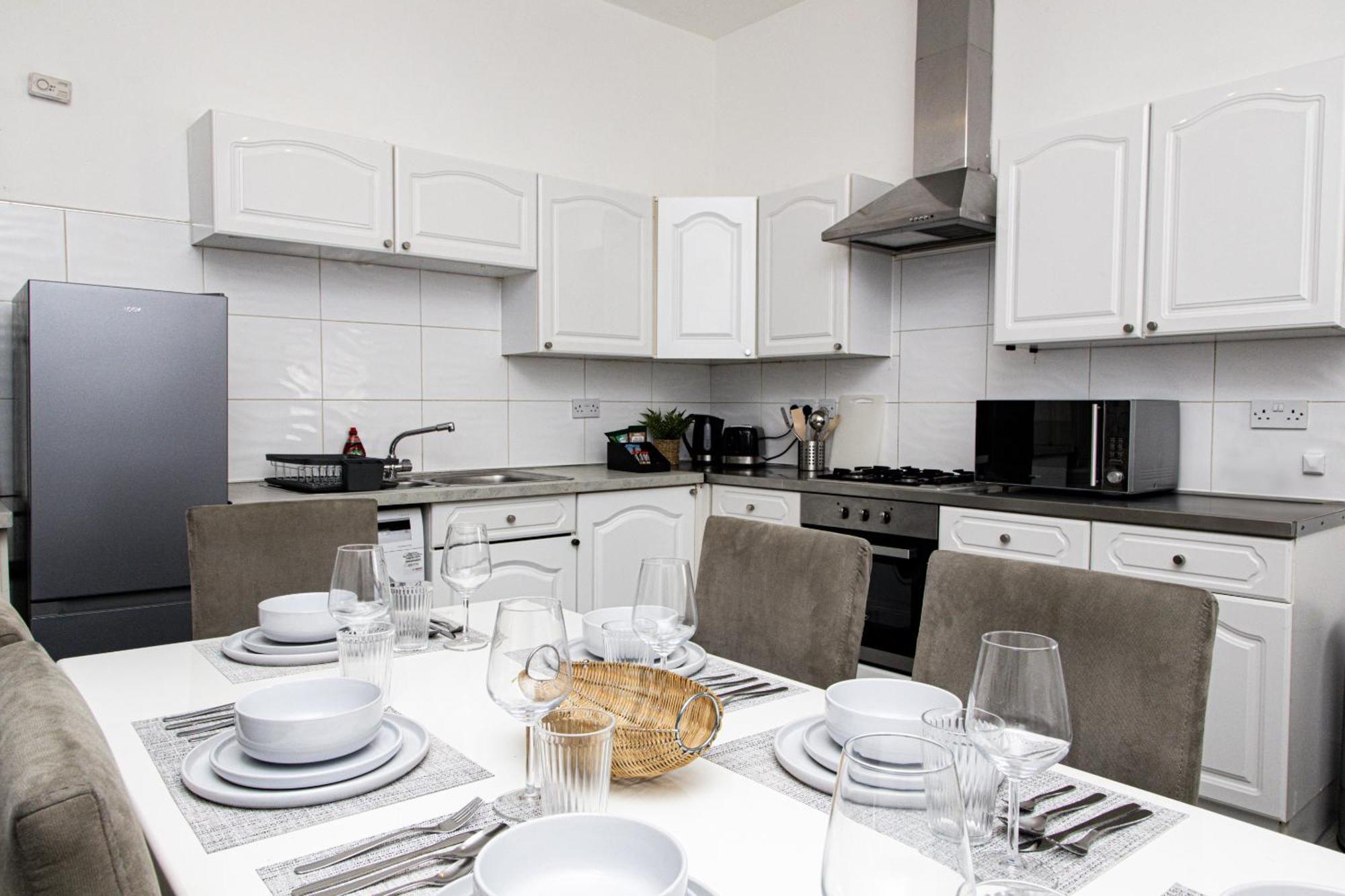 3 Bed, 2 Bath With Terrace & Local Entertainment Appartamento Londra